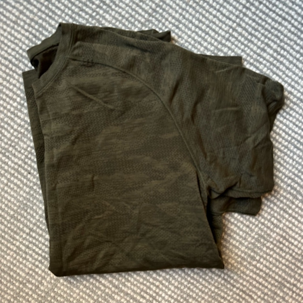 Men’s Lululemon Metal Vent shirt size Large. Green
